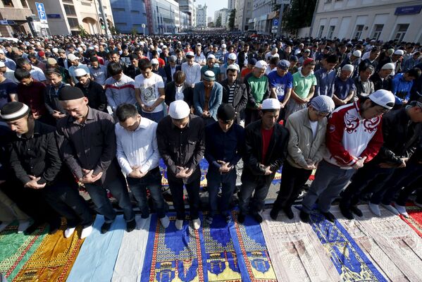 المسلمون خلال صلاة العيد فى موسكو - سبوتنيك عربي