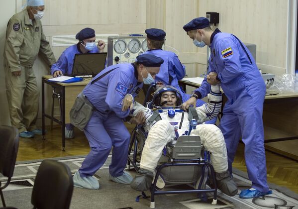 رائد الفضاء الياباني كيميا يوي قبل بدء إطلاق سويوز TMA-17M - سبوتنيك عربي