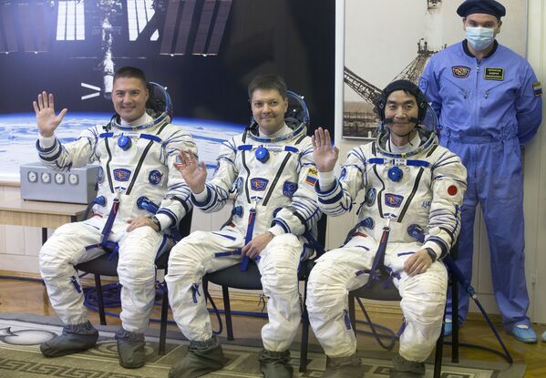 أعضاء الطاقم الرئيسي لسفينة الفضاء المأهولة سويوز TMA-17M - سبوتنيك عربي