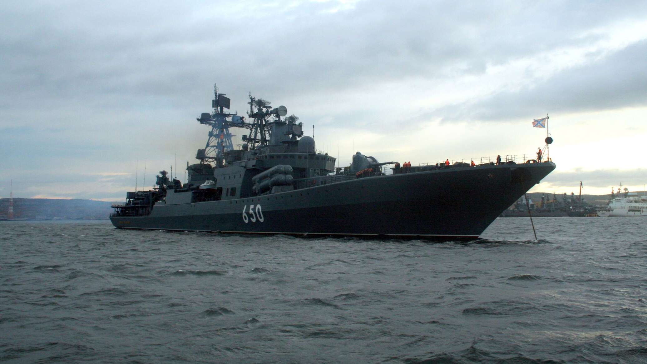 سفينة "الأميرال بانتيلييف" المضادة للغواصات تصد هجوما جويا فوق بحر اليابان في محاكاة تدريبية