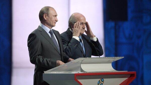 الرئيس الروسي فلاديمير بوتين ورئيس الفيفا جوزيف بلاتر - سبوتنيك عربي