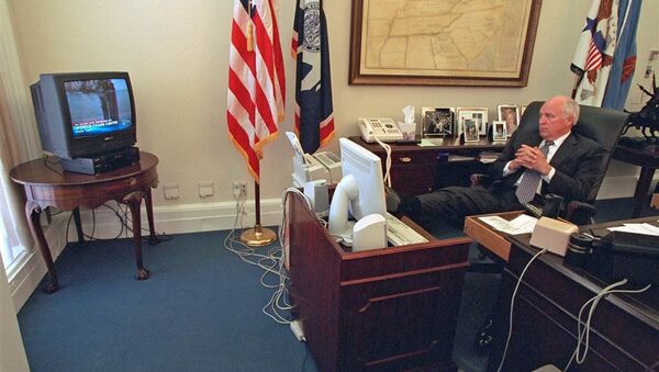 نائب الرئيس الأمريكي ديك تشينى أثناء متابعته تغطية أحداث 11 سبتمبر داخل مكتبه - سبوتنيك عربي