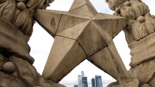 تمثال النجم الخماسي على السطح العلوي لفندق أوكرانيا في موسكو - سبوتنيك عربي