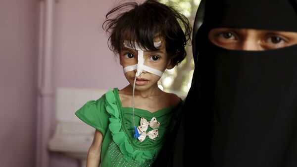 طفلة وأمها في أحد مشافي صنعاء - سبوتنيك عربي