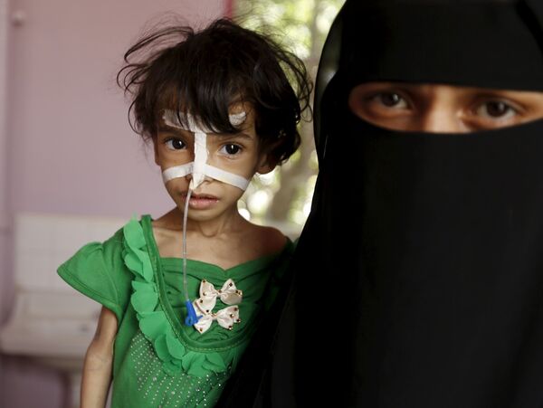 طفلة وأمها في أحد مشافي صنعاء - سبوتنيك عربي