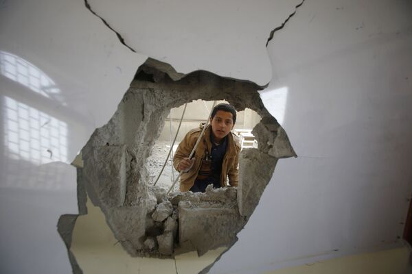 ثقب خلفته قذيفة في جدار إحدى المدارس - سبوتنيك عربي