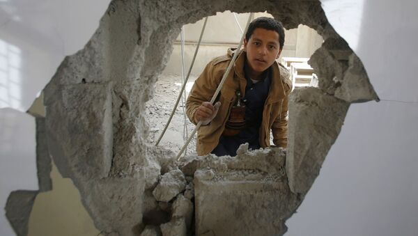 ثقب خلفته قذيفة في جدار إحدى المدارس - سبوتنيك عربي