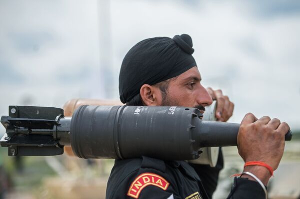 جندي من القوات المسلحة الهندية - سبوتنيك عربي