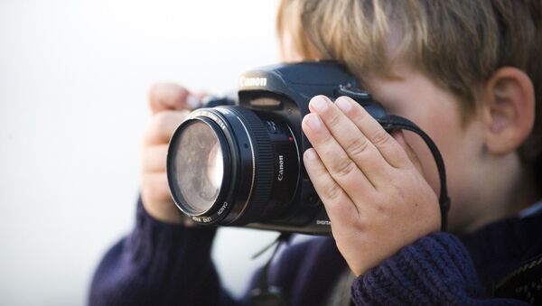 طفل يمسك كاميرا - سبوتنيك عربي