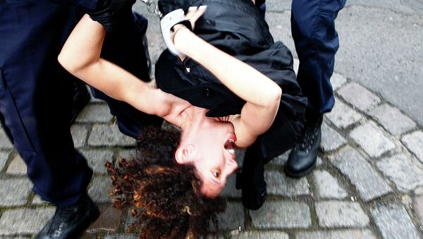 الشرطة تعتقل إمرأة  عارية الصدر في تظاهرة احتجاج - سبوتنيك عربي