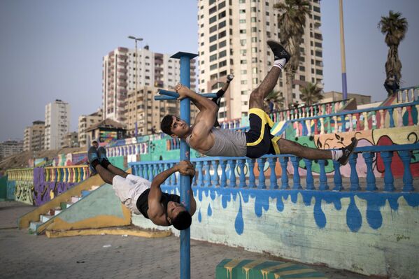 الشباب الفلسطيني يمارس رياضة الشوارع في غزة على أنقاض البيوت والأبنية - سبوتنيك عربي