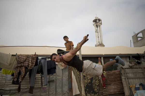 الفلسطينيون يمارسون تمارينهم الرياضية في شوارع غزة - سبوتنيك عربي