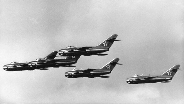 مقاتلات ميغ- 15 أثناء تحليق استعراضي في سماء ألمانيا الشرقية  - سبوتنيك عربي