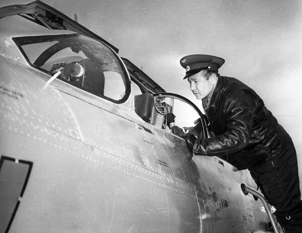 الطيار، رائد الفضاء السوفييتي، ألكسي ليونوف، قبل تحليق تدريبي على متن الطائرة ميغ- 21 - سبوتنيك عربي