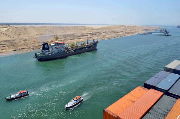 سفينة شحن تتحرك باتجاه قناة السويس الجديدة في الإسماعيلية - سبوتنيك عربي