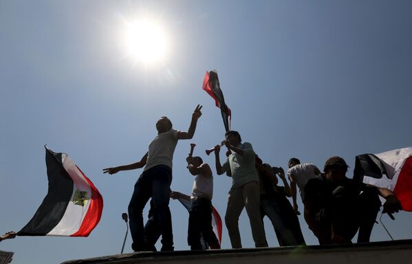 المصريون في ميدان التحرير يحتفلون بافتتاح قناة السويس - سبوتنيك عربي