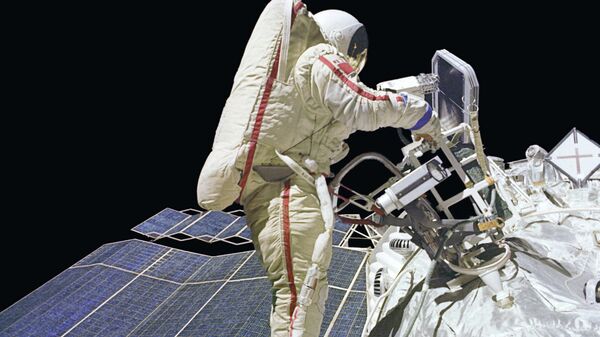 رائد الفضاء الروسي جانيبيكوف يقوم بجولة عمل في الفضاء الطلق - سبوتنيك عربي