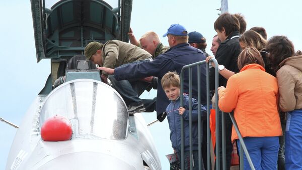 زوار معرض ماكس 2009 يتفقدون طائرة سو-30إم كا2 - سبوتنيك عربي