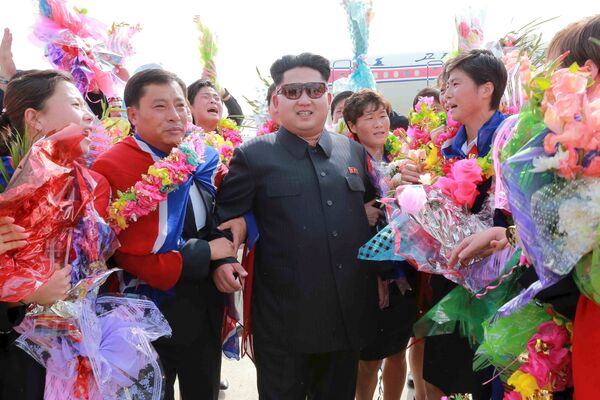 زعيم كوريا الشمالية كيم جونغ أون يرحب بفريق كرة القدم النسائي، الذي فاز بكأس آسيا لكرة القدم 2015 - سبوتنيك عربي