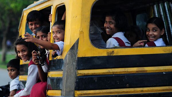 تلاميذ في الهند على متن حافلة مدرسية - سبوتنيك عربي