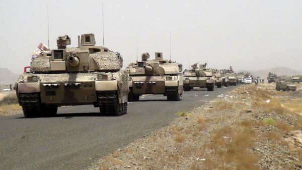Tanks of fighters loyal to Yemen's President Abd-Rabbu Mansour Hadi are seen on a road leading to the al-Anad military and air base in the country's southern province of Lahej August 3, 2015 - سبوتنيك عربي
