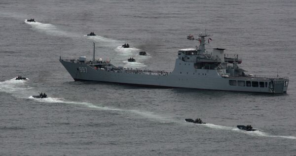 سفينة الإنزال البحري يونفوشان التابعة للقوات البحرية الصينية أثناء التدريبات الروسية الصينية البحرية التعاون البحري – 2015  في مدينة  فلاديفوستوك - سبوتنيك عربي