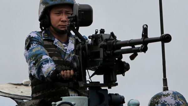 جندي من مشاة القوات البحرية الصينية أثناء إنزال بحري تم ضمن التدريبات الروسية الصينية التعاون البحري – 2015  في مدينة  فلاديفوستوك - سبوتنيك عربي