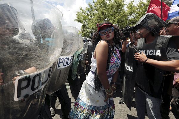 فتاة ترسل قبلة هوائية لشرطة مكافحة الشغب خلال مظاهرة في نيكاراغوا - سبوتنيك عربي