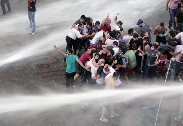 تفريق المتظاهرين اللبنانيين بقاذفات المياه خلال الاحتجاجات في بيروت - سبوتنيك عربي