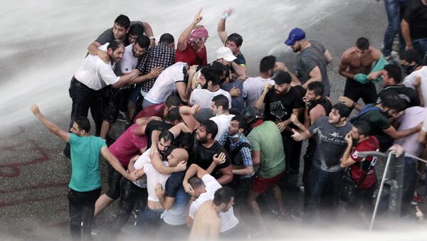 تفريق المتظاهرين اللبنانيين بقاذفات المياه خلال الاحتجاجات في بيروت - سبوتنيك عربي