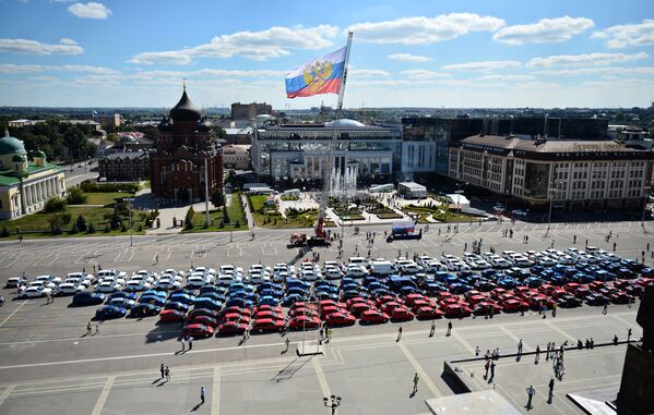 المشاركون في فعالية علم من السيارات بمناسبة عيد العلم الروسي، ساحة لينين، مدينة تولا - سبوتنيك عربي