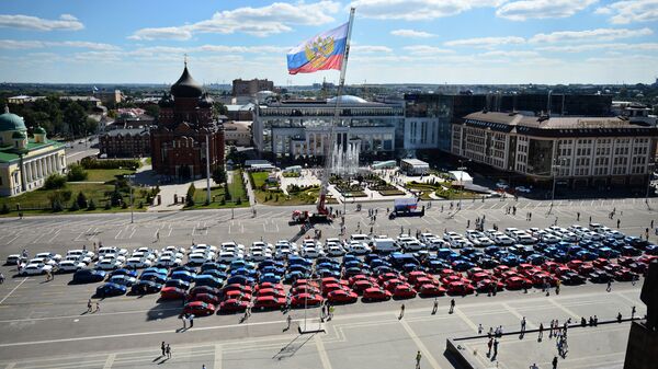 المشاركون في فعالية علم من السيارات بمناسبة عيد العلم الروسي، ساحة لينين، مدينة تولا - سبوتنيك عربي