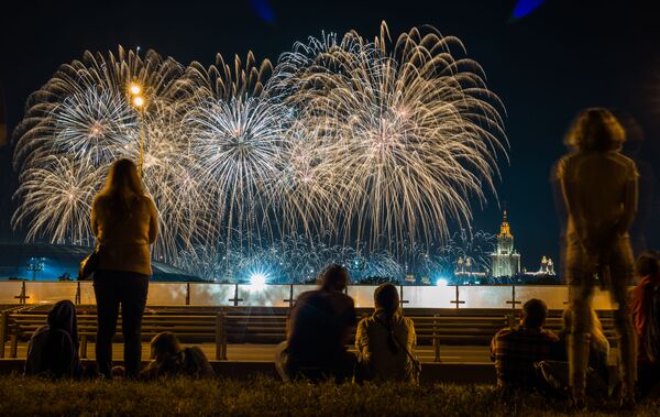 عروض الألعاب النارية على تلال فوروبيوفيي غوري ضمن فعاليات المهرجان الدولي للألعاب النارية في موسكو - سبوتنيك عربي