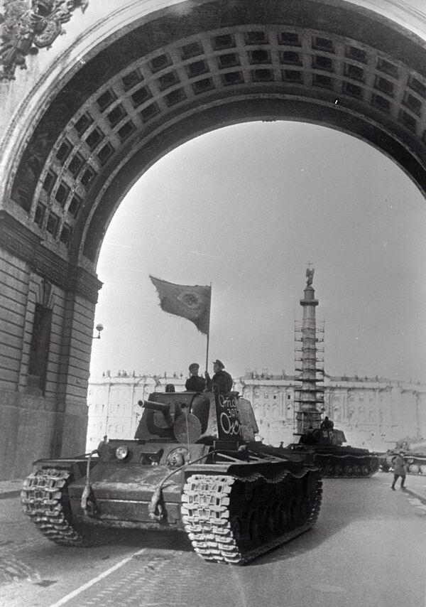 دبابة تتوجه إلى الجبهة من ساحة القصر في مدينة لينينغراد - سبوتنيك عربي