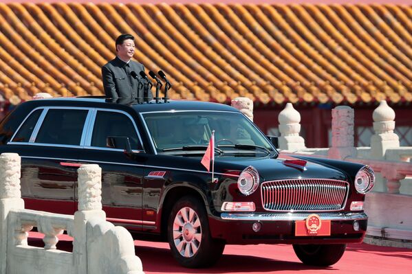 الرئيس الصيني شي جين بينغ قبيل بداية العرض العسكري بمناسبة الذكرى ال70 لانتهاء الحرب العالمية الثانية - سبوتنيك عربي