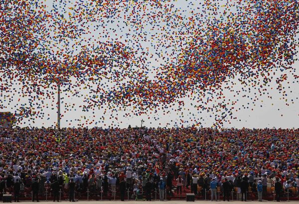 إطلاق البالونات في العرض العسكري في بكين بمناسبة الذكرى الـ70 للنصر في الحرب العالمية الثانية - سبوتنيك عربي