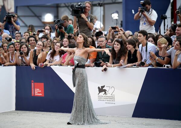 عارضة الأزياء والممثلة الإيطالية إليسا صيدناوي أثناء حفل افتتاح مهرجان البندقية السينمائي الـ72، إيطاليا 2 سبتمبر/ أيلول 2015. - سبوتنيك عربي
