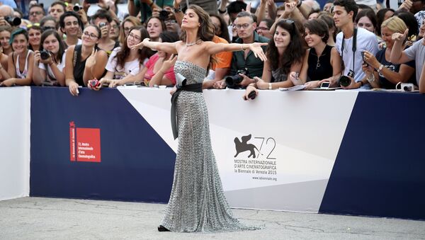 عارضة الأزياء والممثلة الإيطالية إليسا صيدناوي أثناء حفل افتتاح مهرجان البندقية السينمائي الـ72، إيطاليا 2 سبتمبر/ أيلول 2015. - سبوتنيك عربي