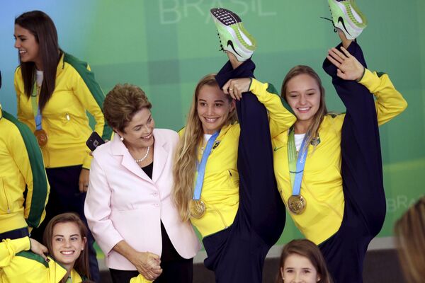 رئيسة البرازيل ديلما روسيف في مراسم استقبال وفد ألعاب عموم أمريكا 2015 في البرازيل - سبوتنيك عربي