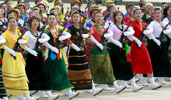 نساء من مفرزة عسكرية من الأقليات العرقية تشارك في عرض بمناسبة الذكرى ال70 لإعلان استقلال فيتنام،  في هانوي، فيتنام 2 سبتمبر 2015. - سبوتنيك عربي