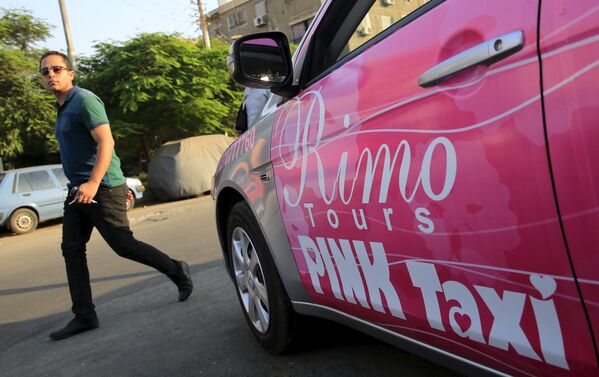 سائقات التاكسي الزهري في القاهرة - سبوتنيك عربي