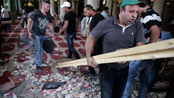  فلسطينيون يقومون بالتنظيف والترتيب داخل المسجد الأقصى المبارك بعد اقتحام الاحتلال له. - سبوتنيك عربي