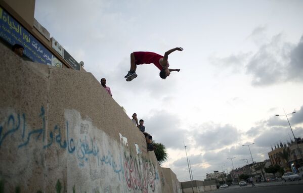 فلسطيني يمارس رياضة الـ باركور. - سبوتنيك عربي
