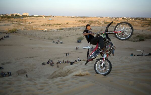 شاب فلسطيني يقوم بخدع رياضية على دراجته النارية. - سبوتنيك عربي