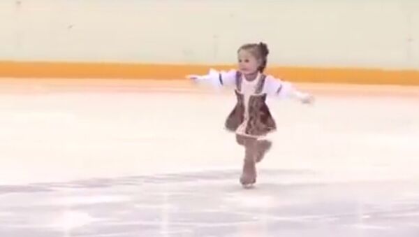 طفلة روسية تبلغ عامين تبدع فى التزحلق على الجليد - سبوتنيك عربي