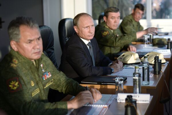 الرئيس بوتين يتابع المناورات العسكرية الروسية - سبوتنيك عربي