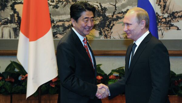 الرئيس الروسي فلاديمير بوتين ورئيس الوزراء الياباني شينزو آبي - سبوتنيك عربي