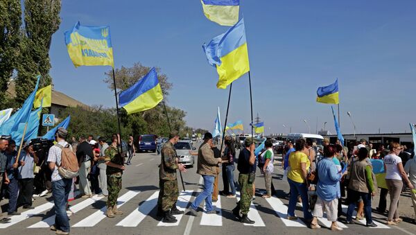 متطرفون يسدون طريقا يربط أوكرانيا بالقرم - سبوتنيك عربي