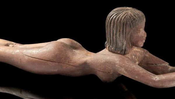 تمثال خشبي لسيدة نائمة - سبوتنيك عربي
