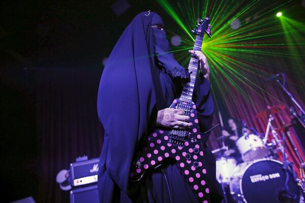 الفتاة المسلمة جيزيل ماري تقدم حفلا موسيقيا من نوع هيفي ميتال في البرازيل - سبوتنيك عربي